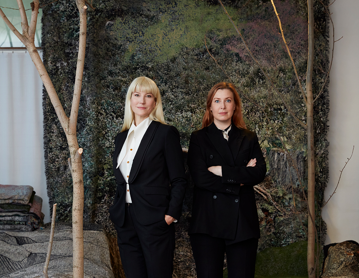 Designduon Front, Anna Lindgren och Sofia Lagerkvist, ståendes bredvid varandra.